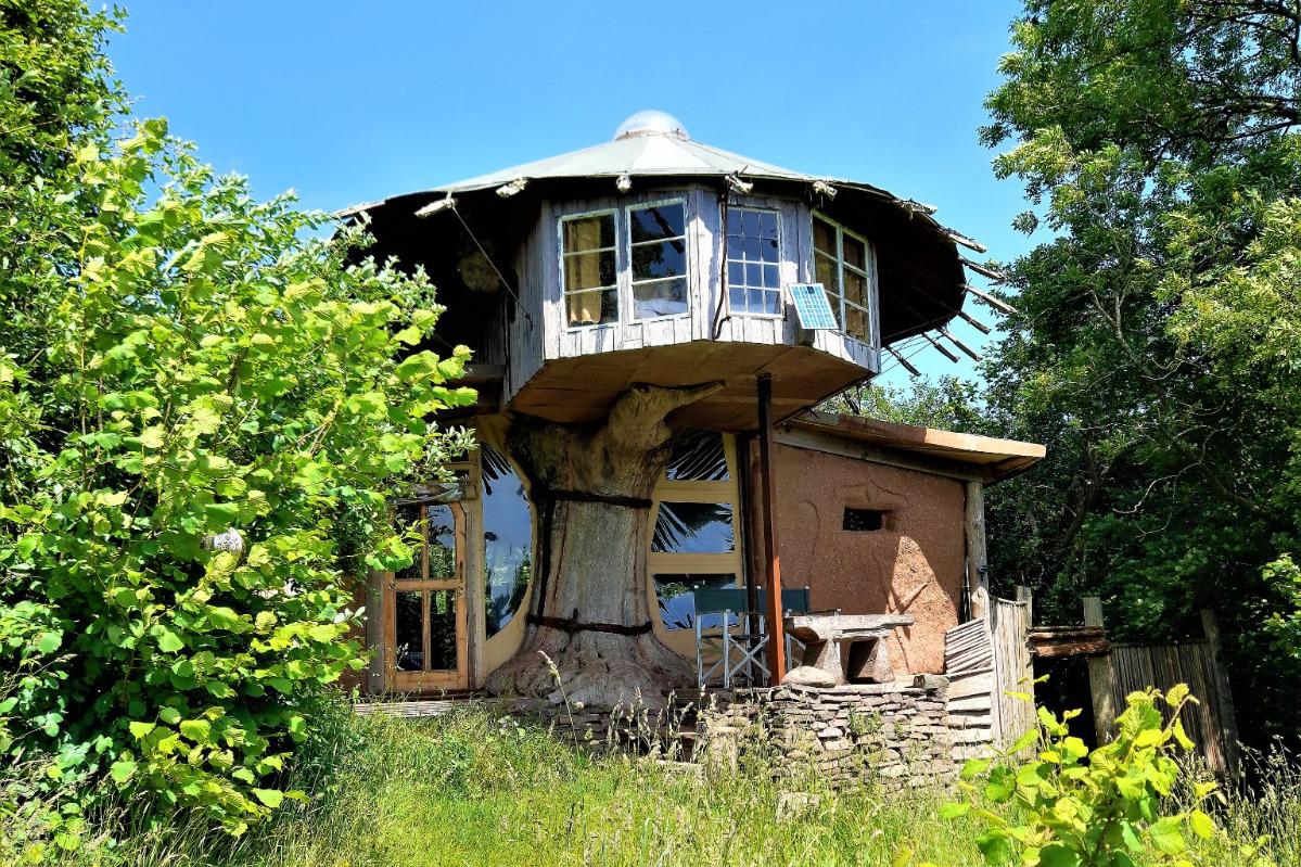 Rustic glamping treehouse 